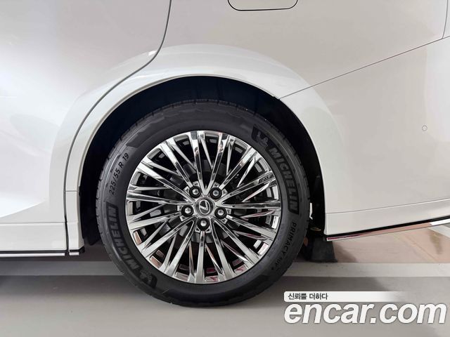 Lexus LM 500h Executive — пробег 4 400 км — фото 5 из 5